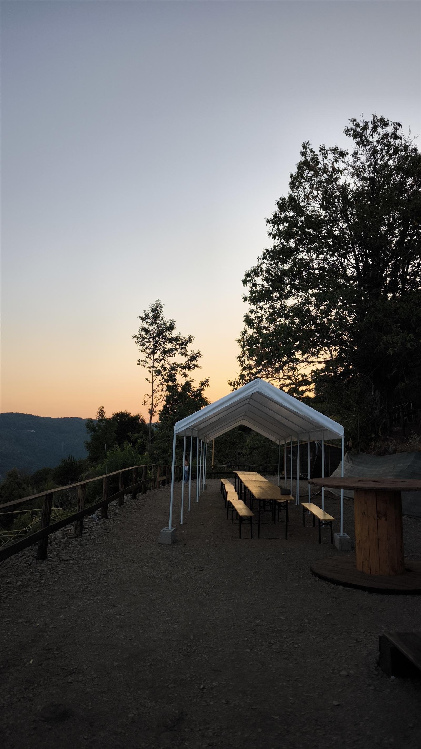 Area picnic di Wild Niunia Park al tramonto