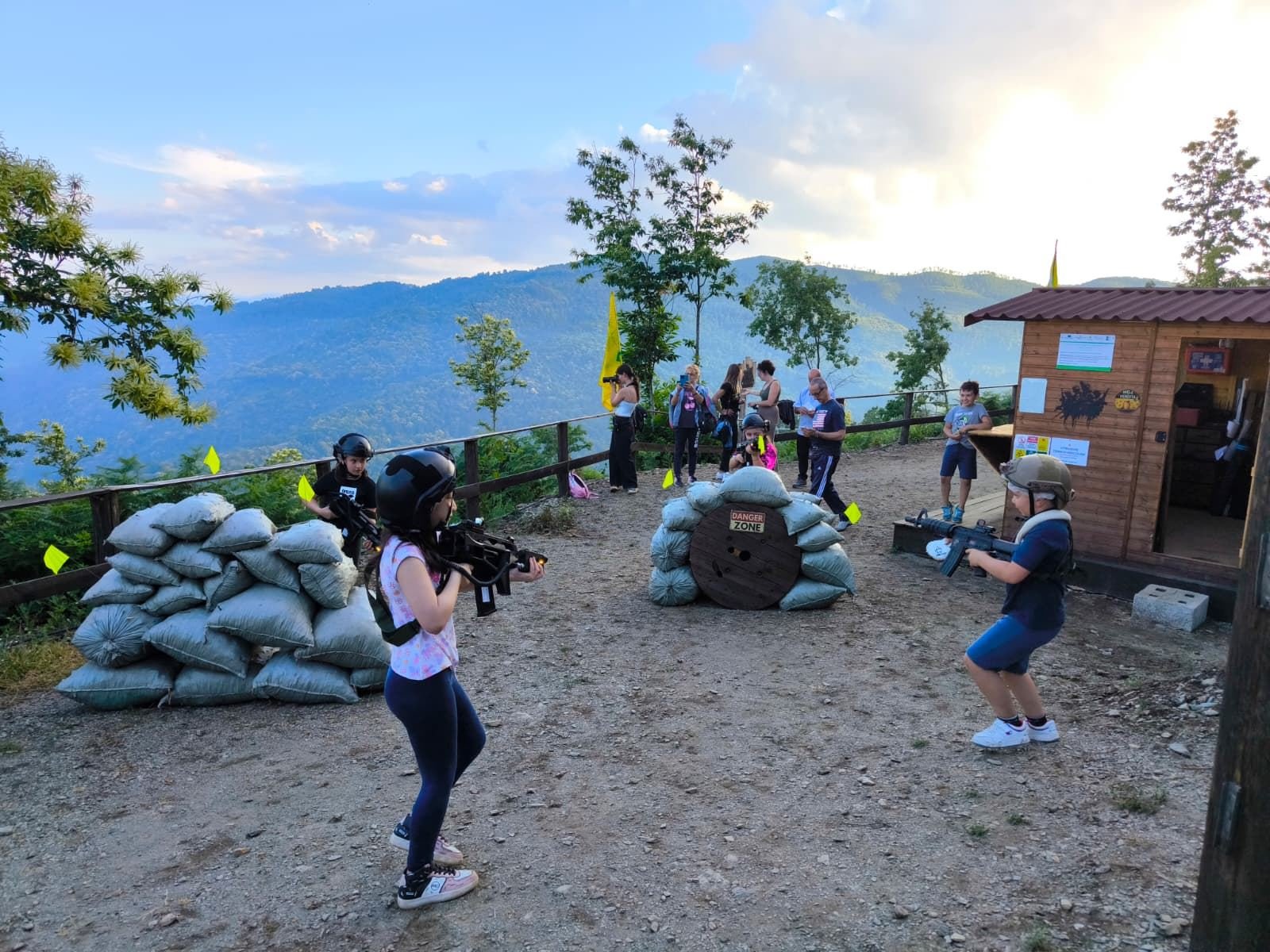 Bambini durante una festa di compleanno con Laser Tag nel bosco