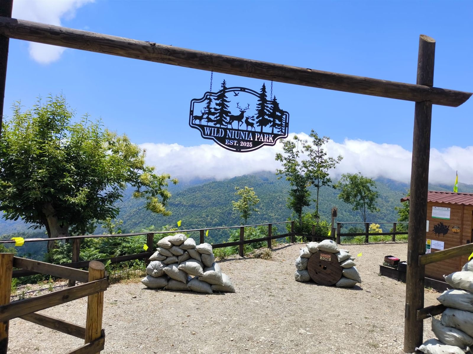 Ingresso del campo attività di Wild Niunia Park con vista sulle montagne
