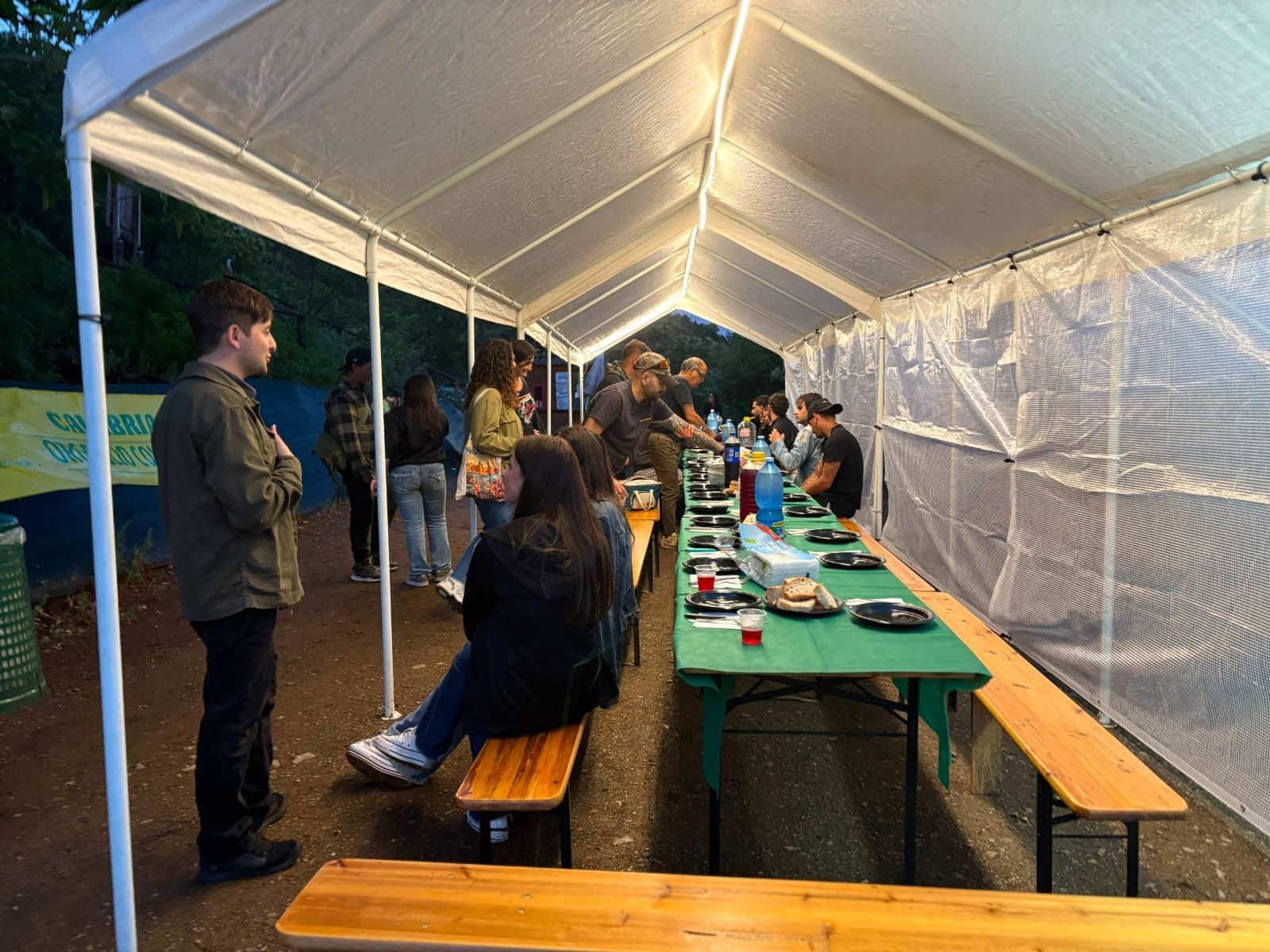 Festa di gruppo con tavolata sotto il gazebo al Wild Niunia Park