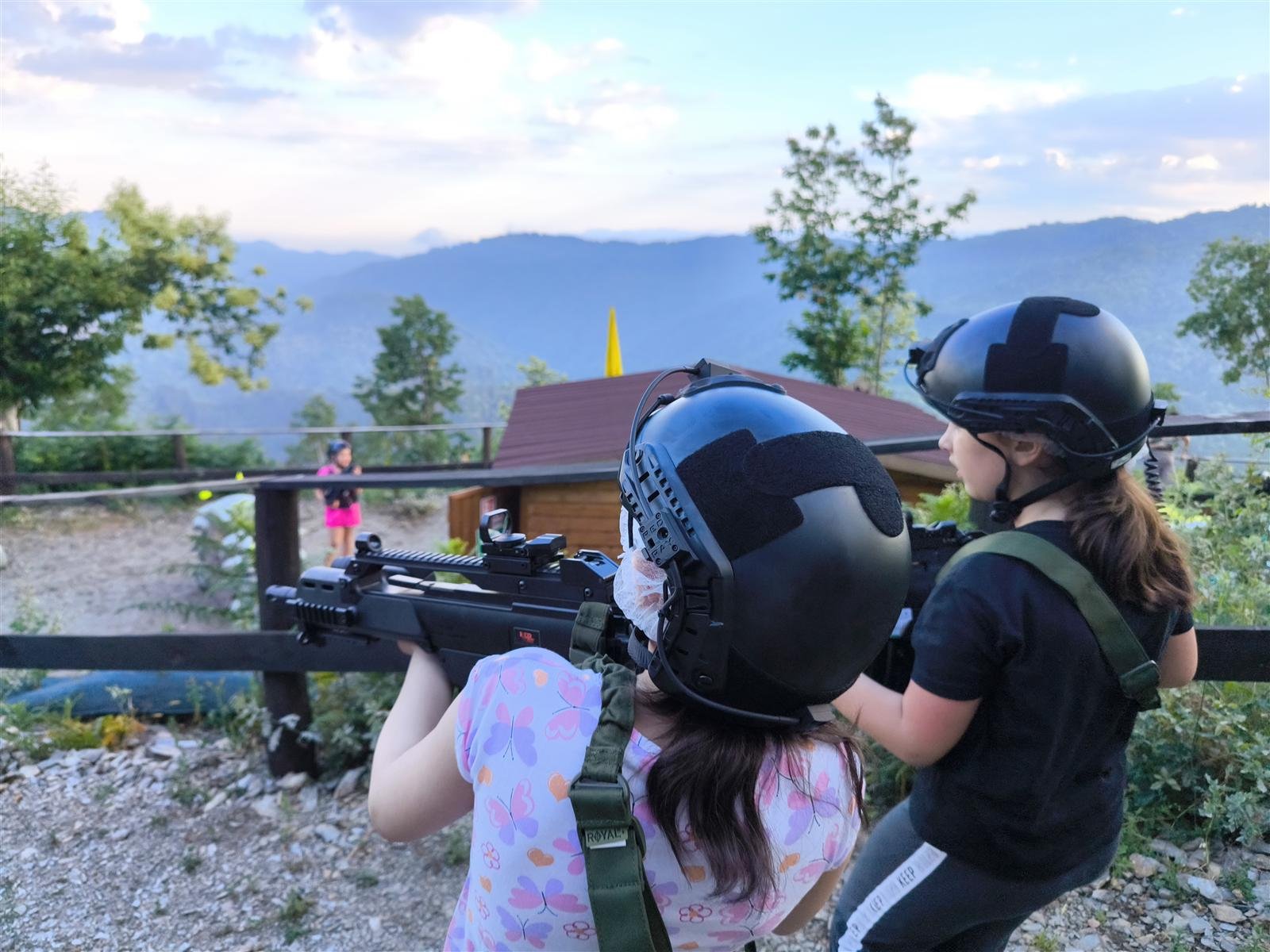 Bambine che giocano a Laser Tag al Wild Niunia Park