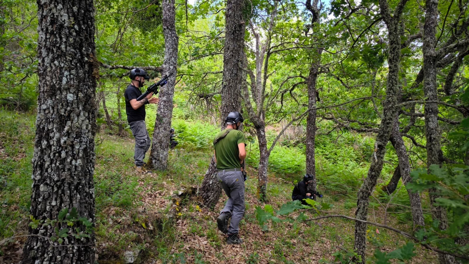 Giocatori di Laser Tag nel bosco di Wild Niunia Park