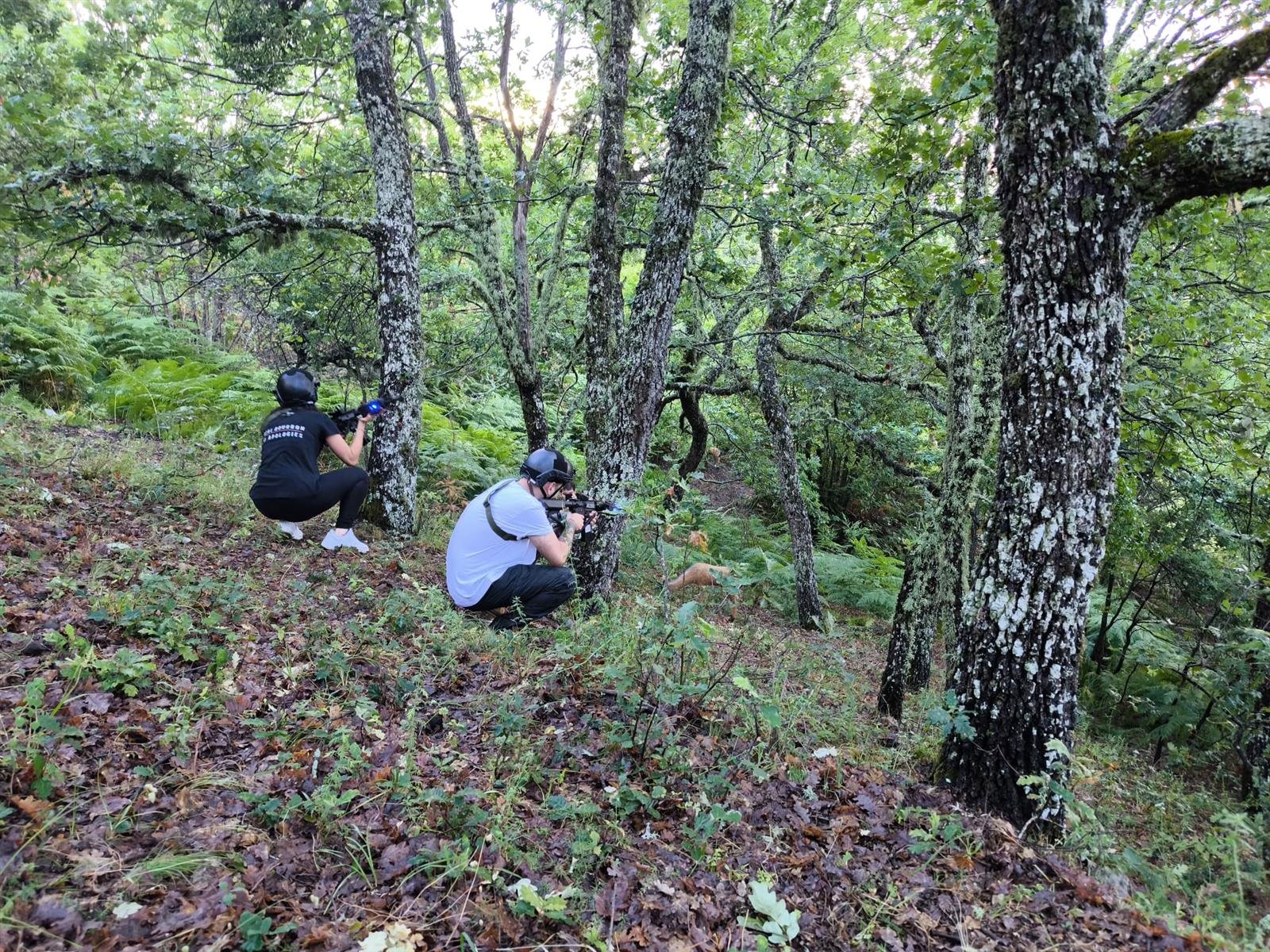 Due giocatori di Laser Tag nel bosco